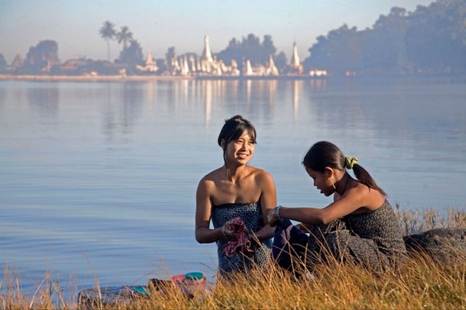 Khoảng 8 giờ sáng, 2 cô gái đang tắm bên một hồ nước gần Pindaya, (Myanmar). Họ không ngần ngại khi thể hiện hoạt động đời sống thường nhật dưới ống kính của du khách phương xa.